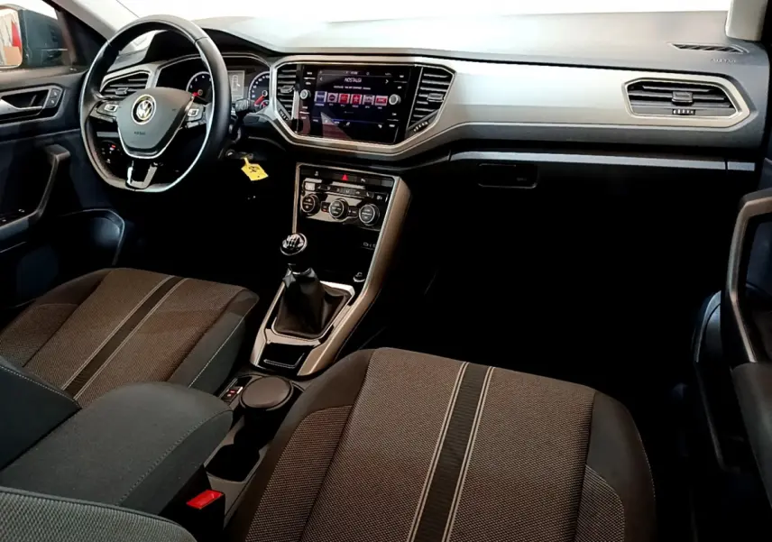 Intérieur avant du Volkswagen T-Roc 1.0 TSI 110 Lounge 2021, montrant le tableau de bord et la boîte manuelle.