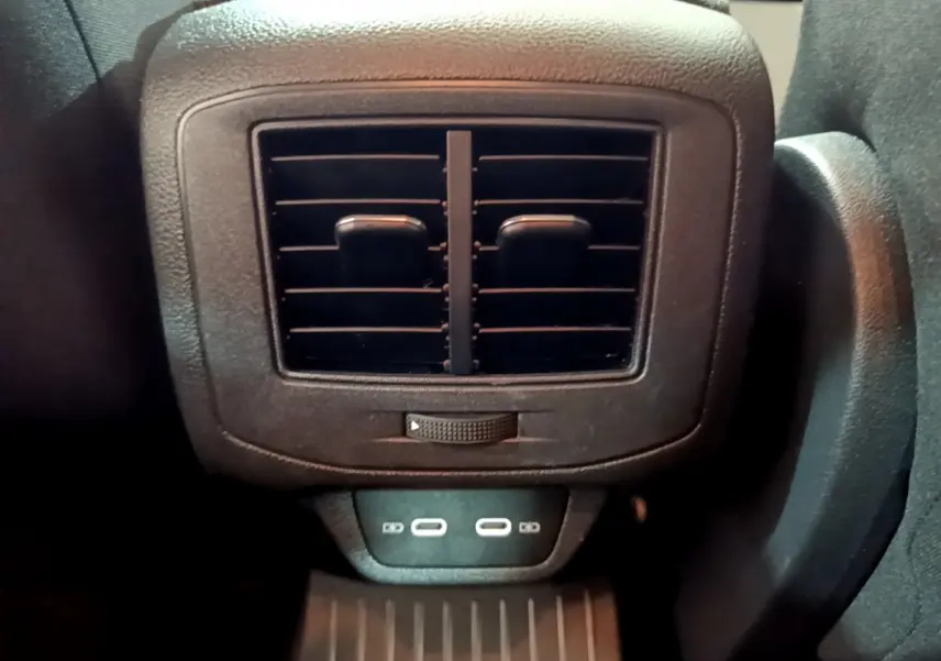 Gros plan sur la sortie d'air arrière noire avec deux ports USB-C du Volkswagen T-Roc gris foncé 2021.