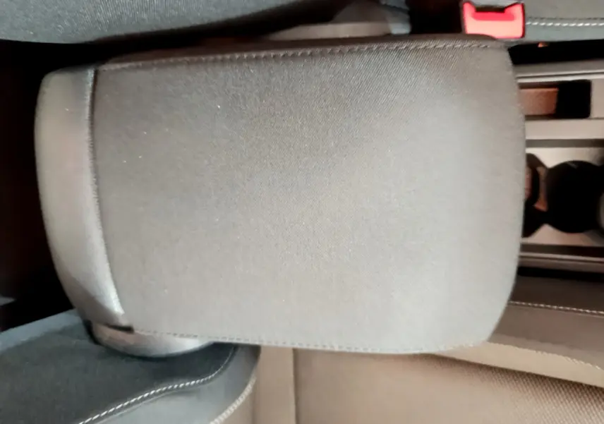 Accoudoir central en tissu gris foncé du Volkswagen T-Roc 1.0 TSI 110 Lounge, vue rapprochée de l'intérieur