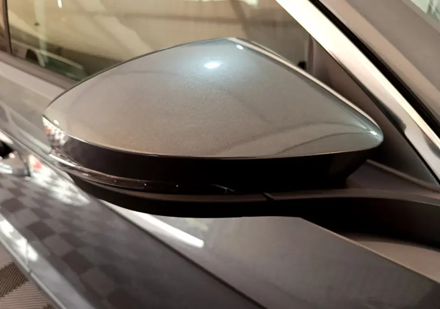 Rétroviseur côté conducteur gris foncé du Volkswagen T-Roc 1.0 TSI 110 Lounge 2021 avec clignotant intégré.