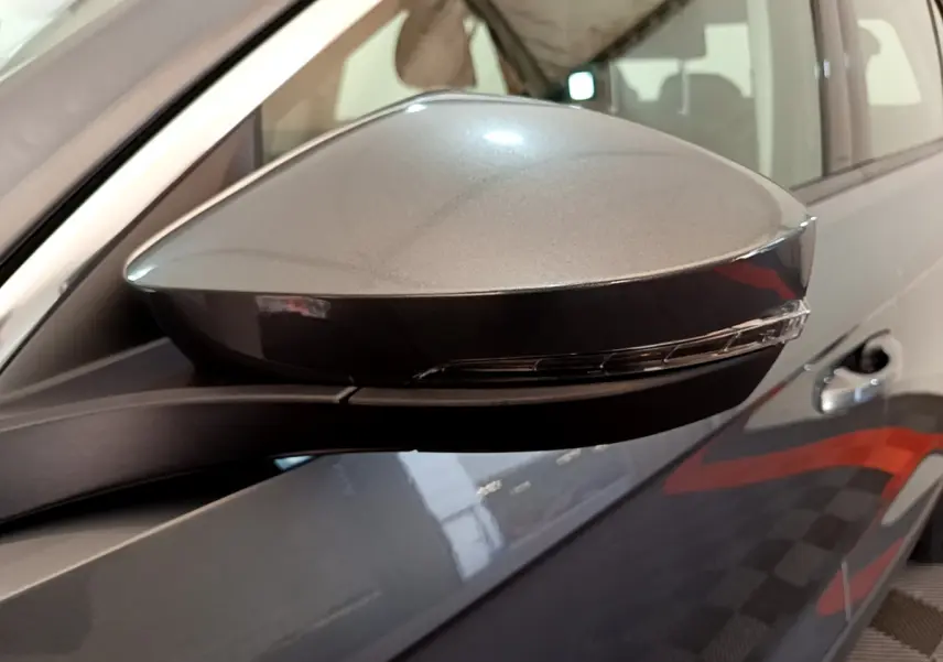 Rétroviseur côté conducteur gris foncé du Volkswagen T-Roc 1.0 TSI 110 Lounge 2021 avec clignotant intégré.