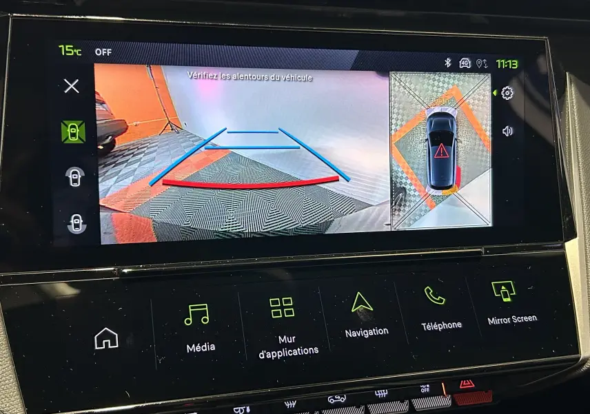 Écran tactile affichant la caméra 360° et la vue arrière avec repères de recul dans une Peugeot 308 gris Artense.