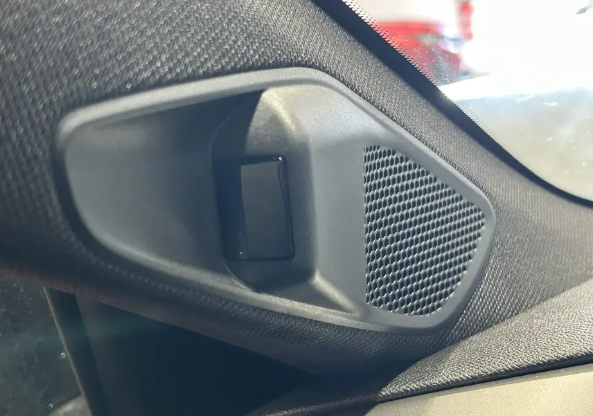 Détail intérieur du haut-parleur et capteur de la porte côté gauche de la Peugeot 308 gris Artense.