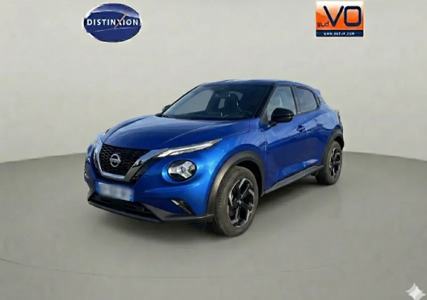 Nissan Juke 2024 bleu clair en 3/4 avant droit avec jantes alliage noires de 17 pouces.