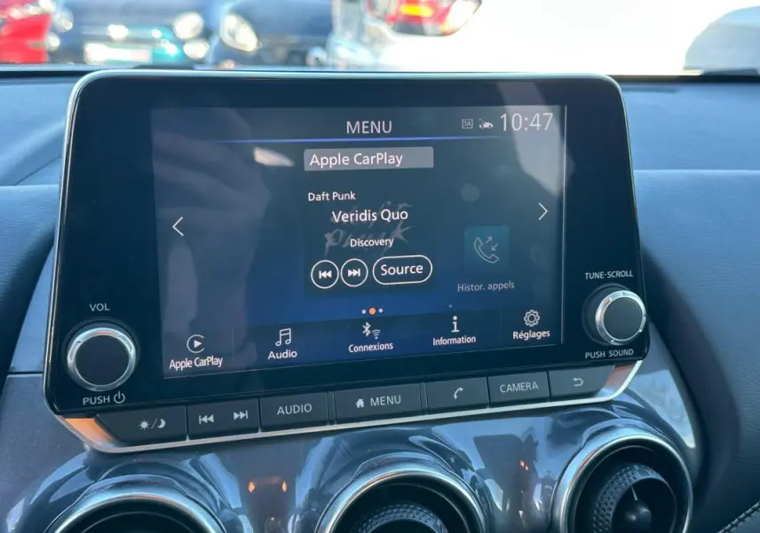 Écran tactile central du Nissan Juke 2023.5 DIG-T 114 Shadow affichant Apple CarPlay, vue intérieure avant.