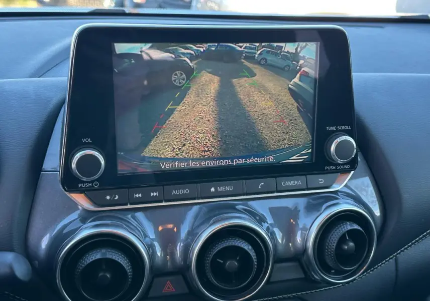 Écran tactile intérieur du Nissan Juke 2023.5 Shadow montrant la caméra de recul avec vue arrière du véhicule.