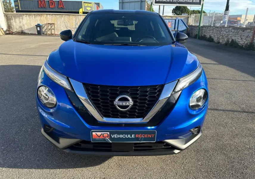 Vue avant d'un Nissan Juke 2023.5 DIG-T 114 Shadow bleu clair avec calandre noire et jantes alliage 17 pouces.