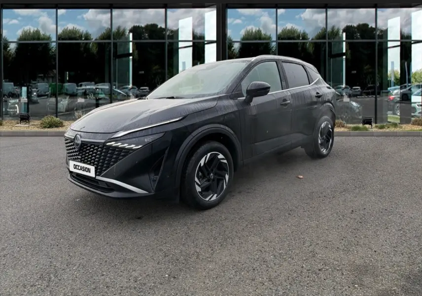Nissan Qashqai noir en 3/4 avant droit, avec calandre moderne et jantes au design géométrique.