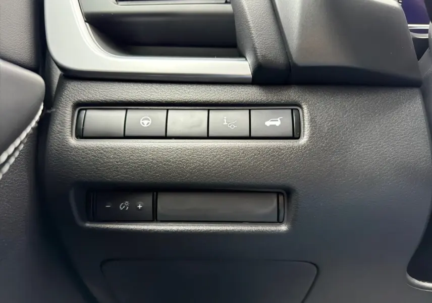 Gros plan sur les boutons de commande noirs du tableau de bord du Nissan Qashqai 1.5 e-Power 205 N-Connecta 2025.