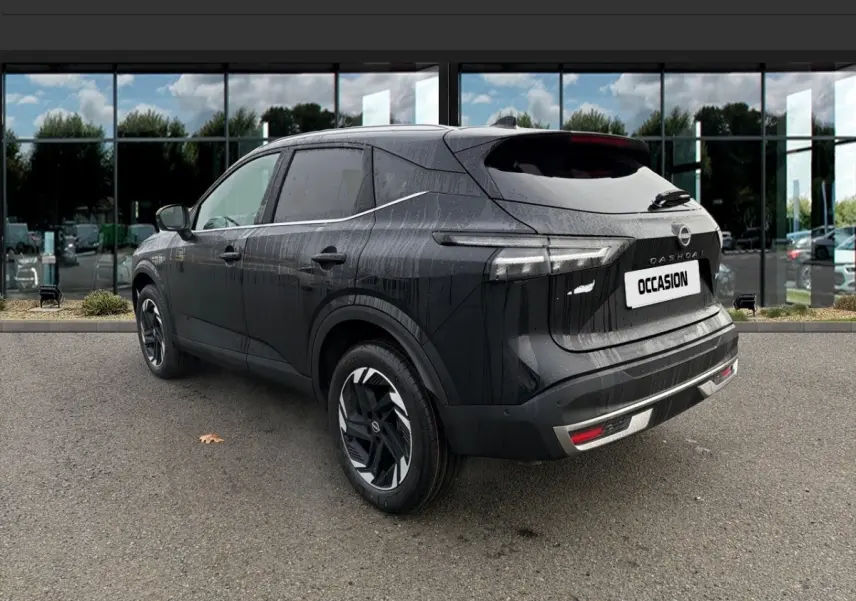 Nissan Qashqai noir vu en 3/4 arrière droit, avec feux arrière LED et jantes alliage distinctives.