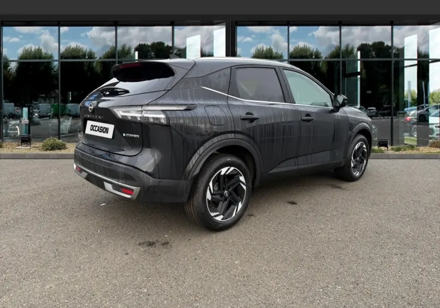 Vue 3/4 arrière droite du Nissan Qashqai noir 2025 avec feux LED et jantes au design moderne.