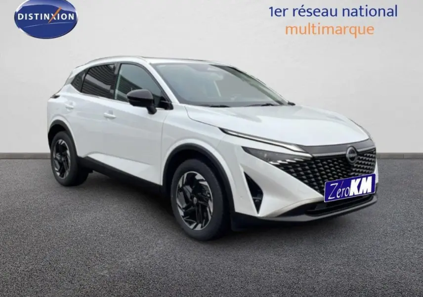 Nissan Qashqai blanc en 3/4 avant droit, avec calandre noire distinctive et jantes aluminium noires.