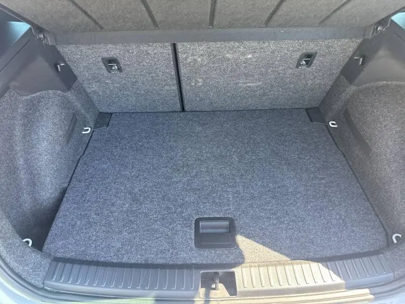 Coffre ouvert vu de dessus du SEAT Arona blanc Nevada Métal avec intérieur gris et tapis de sol plat.
