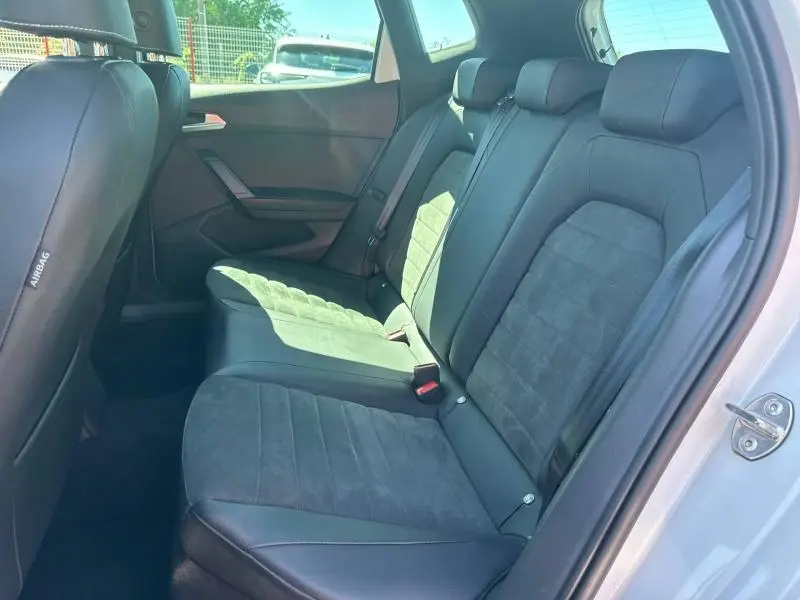 Vue intérieure côté droit des sièges arrière en tissu gris et cuir noir du SEAT Arona 2025.