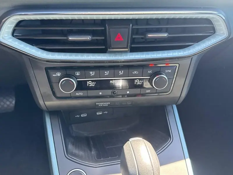 Vue rapprochée de la console centrale du SEAT Arona 2025, montrant la climatisation automatique bi-zone et les aérateurs noirs.