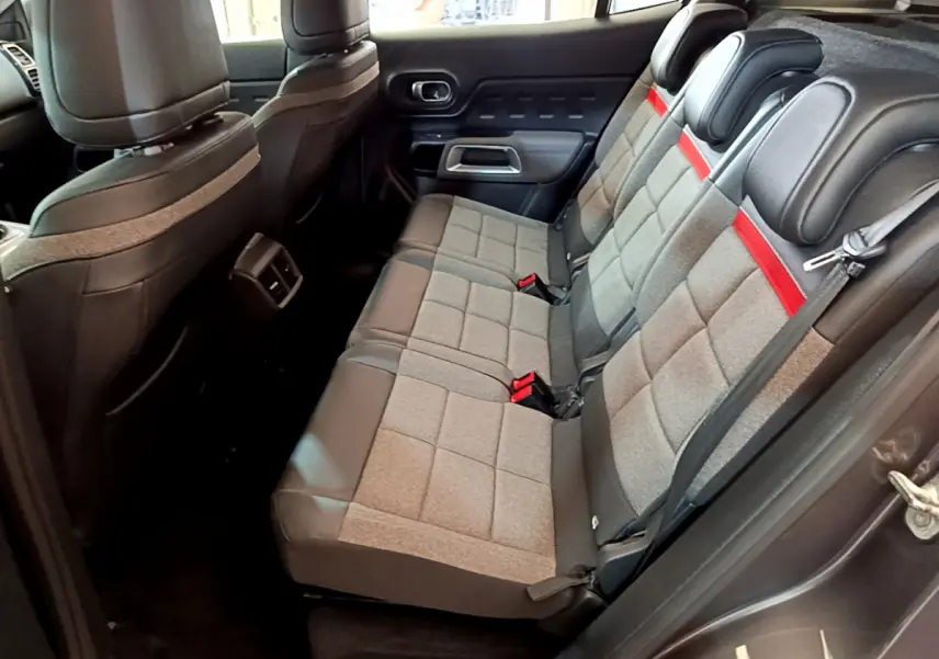 Vue côté gauche des sièges arrière gris et noir avec bande rouge du Citroën C5 Aircross 2020 Business diesel.