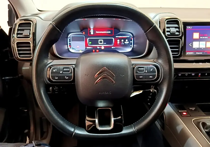 Volant en cuir noir avec logo Citroën, tableau de bord numérique et écran tactile central du Citroën C5 Aircross 2020.