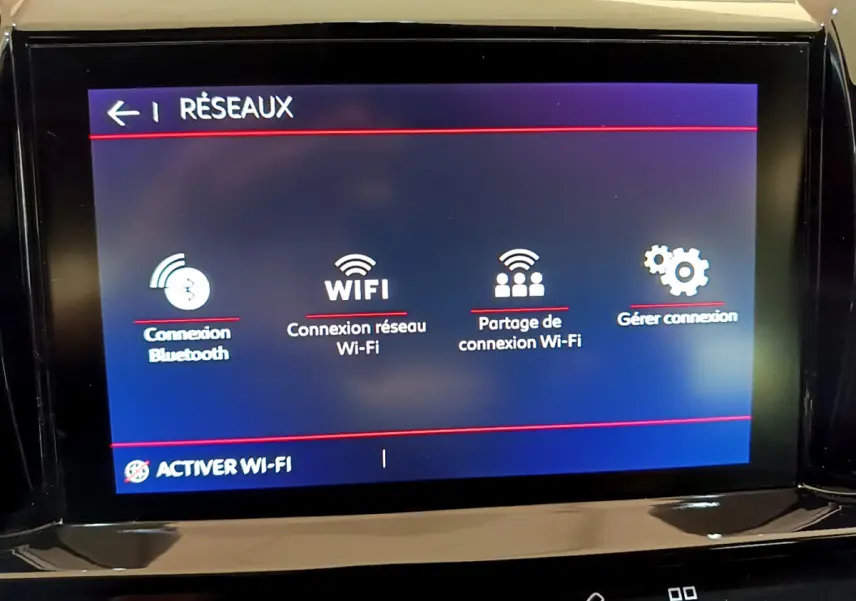 Écran tactile central du Citroën C5 Aircross 2020 affichant les options de connexion Bluetooth et Wi-Fi.