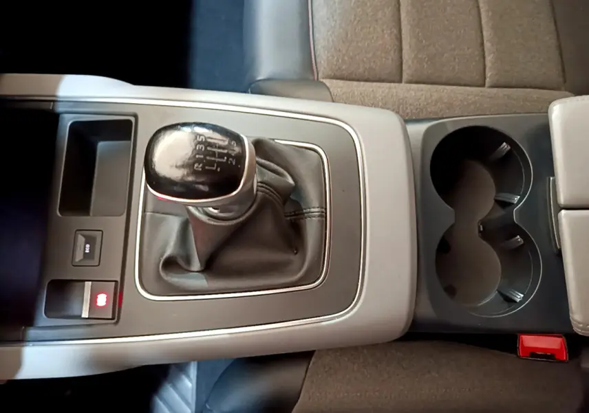 Gros plan sur la console centrale grise du Citroën C5 Aircross 2020 avec levier de vitesse manuel et porte-gobelets.