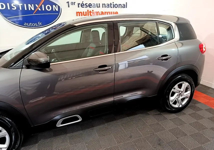 Profil côté gauche d'un Citroën C5 Aircross gris foncé 2020 avec jantes alliage et coques de rétroviseurs couleur caisse.
