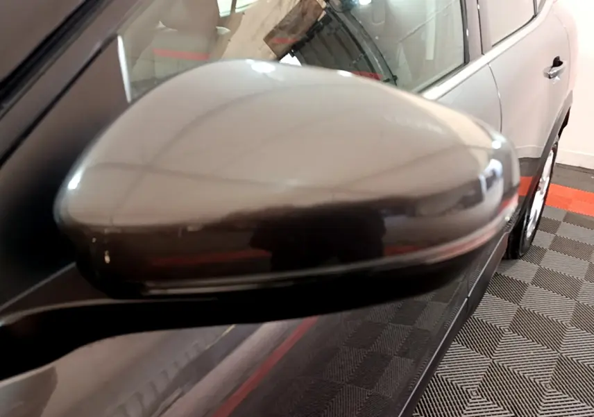 Rétroviseur droit gris foncé du Citroën C5 Aircross 2020, avec partie latérale et portière visibles en arrière-plan.