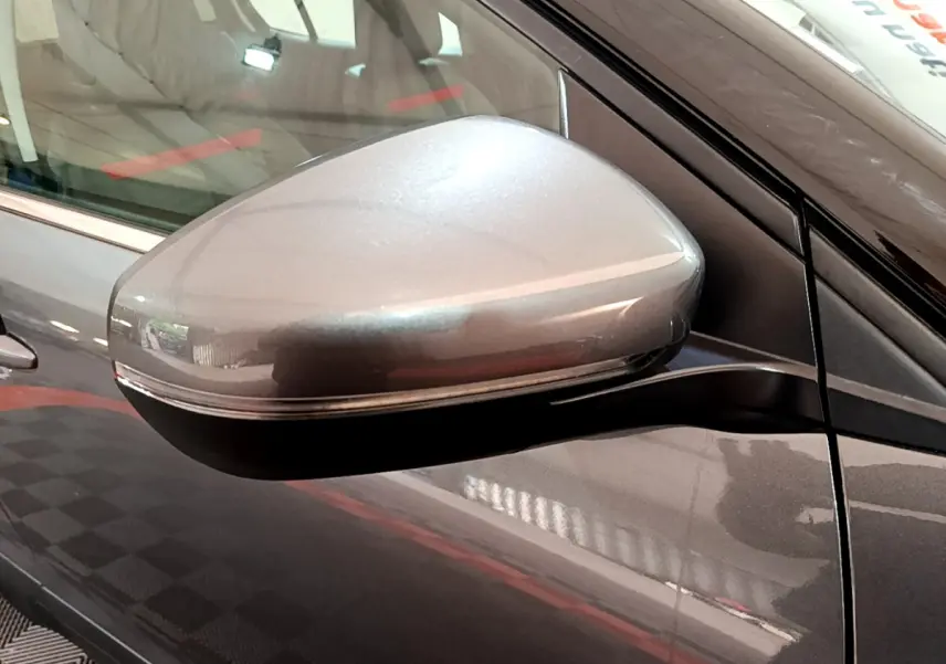 Rétroviseur côté gauche gris foncé du Citroën C5 Aircross 2020 avec insert noir et ligne chromée sur la porte.