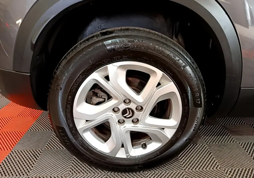 Gros plan sur la roue arrière droite du Citroën C5 Aircross gris foncé avec jante alliage 17 pouces Ellipse.