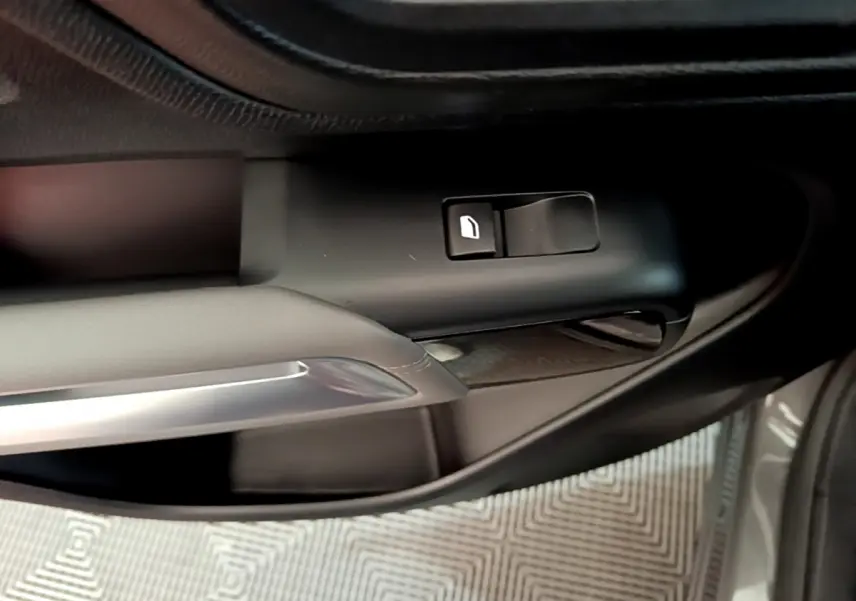 Gros plan sur la commande de lève-vitre côté conducteur du Citroën C5 Aircross gris foncé 2020.