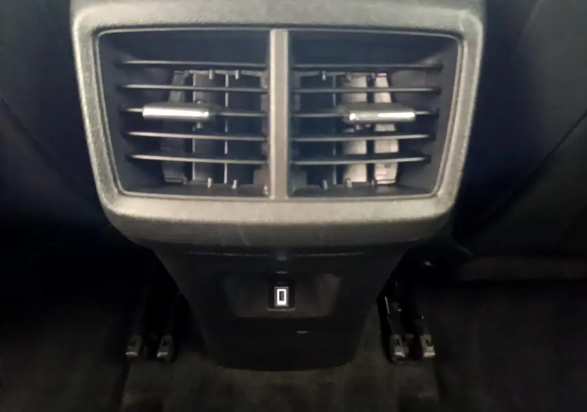 Gros plan sur les aérateurs arrière et prise USB du coffre d'un Citroën C5 Aircross gris foncé 2020