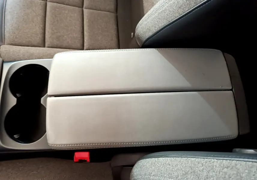 Accoudoir central gris clair fermé avec porte-gobelets, sièges tissu gris du Citroën C5 Aircross 2020.