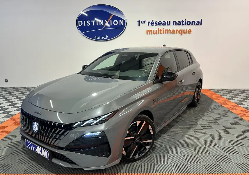 Peugeot 308 III Ph.2 Hybrid 145 GT gris Selenium vue 3/4 avant droit en showroom avec jantes noires bicolores.