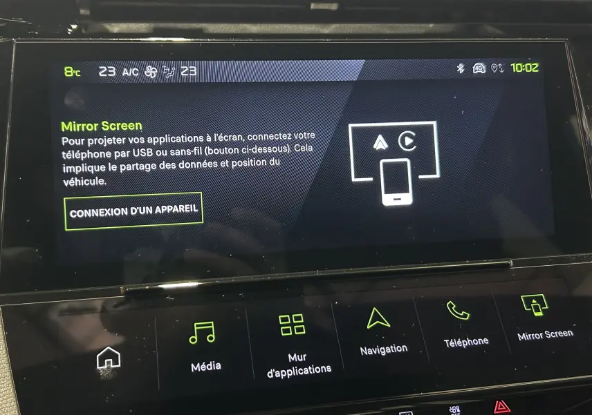 Écran tactile central du Peugeot 308 gris Selenium montrant l'interface Mirror Screen avec options multimédia et navigation.