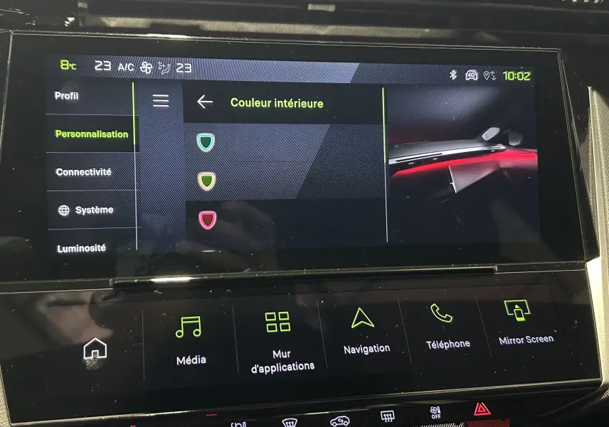 Écran tactile central du Peugeot 308 Hybrid 2026 montrant le menu de personnalisation avec ambiance lumineuse rouge.