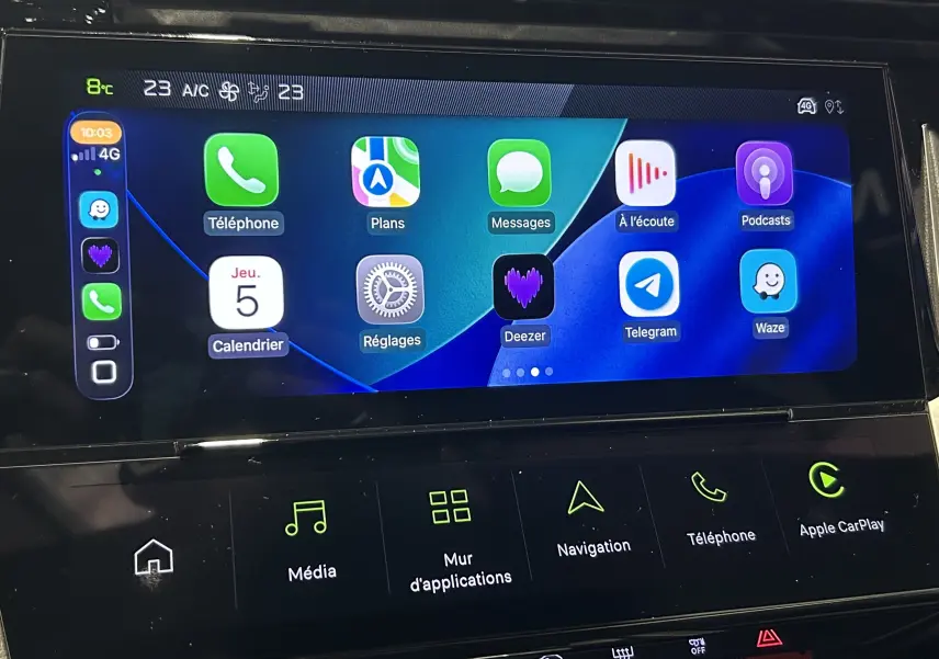 Écran tactile central du Peugeot 308 III Ph.2 Hybrid 145 GT, affichant Apple CarPlay et applications connectées.