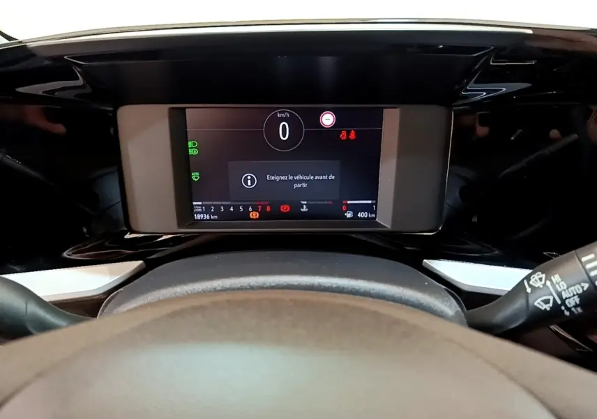 Vue rapprochée du combiné d'instruments numérique de l'Opel Mokka 2024, affichant 0 km/h et message d'arrêt.