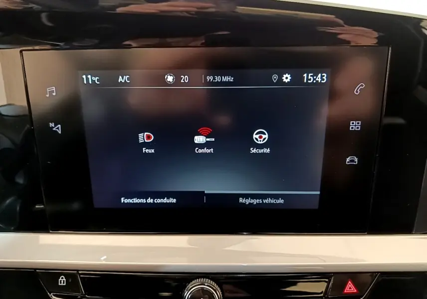 Écran tactile central affichant les réglages de conduite dans l’Opel Mokka 2024, intérieur beige.