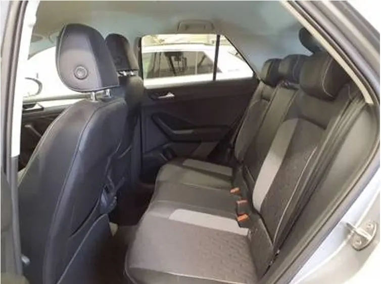 Vue intérieure côté droit des sièges arrière en tissu gris et noir du Volkswagen T-Roc gris clair 2025.
