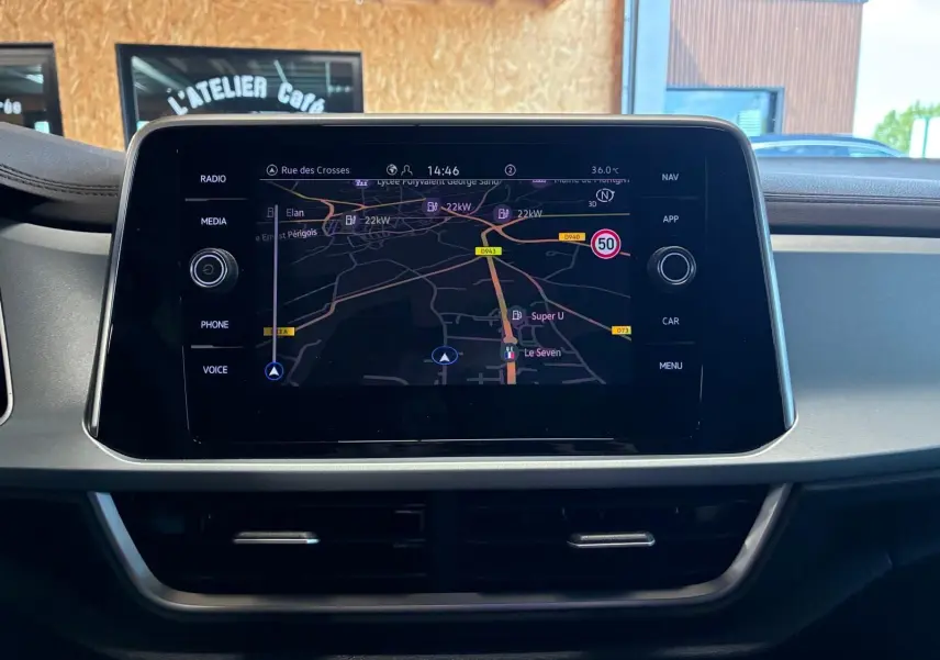 Écran tactile central du Volkswagen T-Roc 2025 affichant la navigation, vue de face intérieure.
