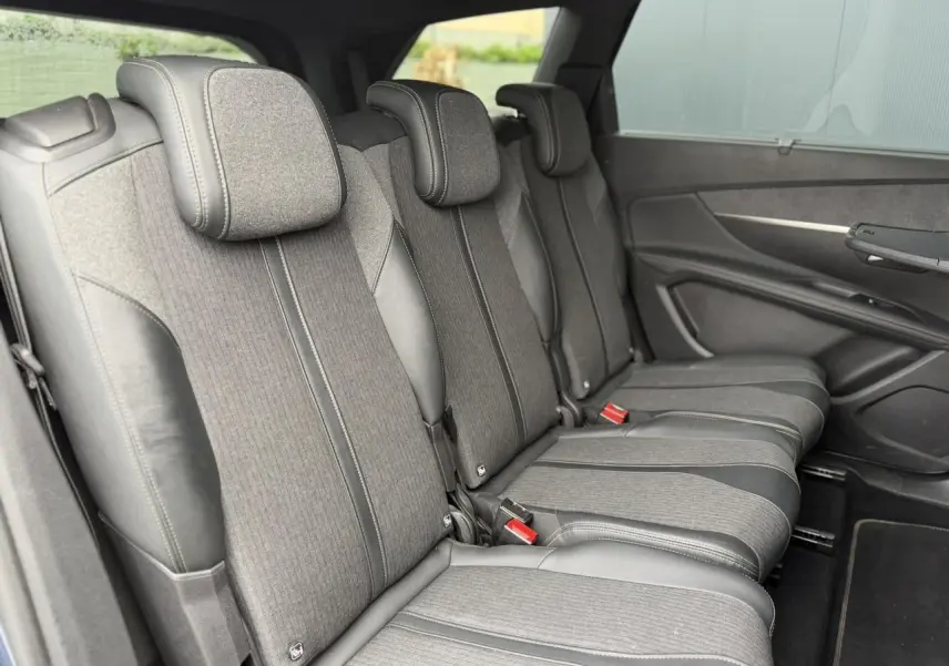 Vue latérale des trois sièges arrière indépendants en tissu et cuir noir du Peugeot 5008 GT Line 2019.