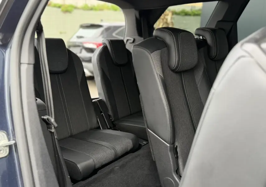 Vue intérieure côté gauche des sièges arrière indépendants et escamotables du Peugeot 5008 bleu foncé, version 7 places.