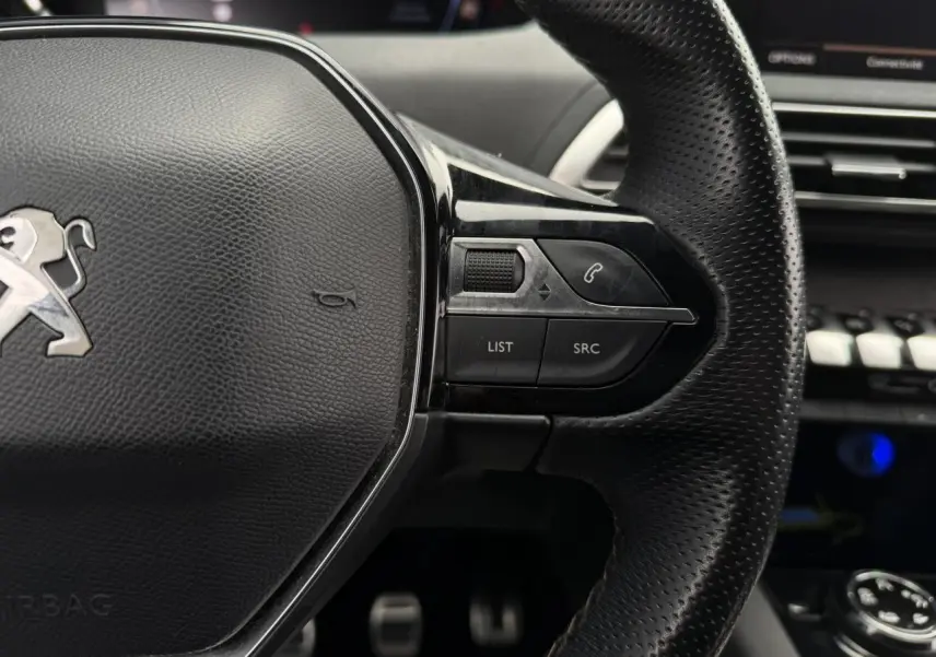 Gros plan sur le volant cuir perforé du Peugeot 5008 GT Line 2019 avec commandes intégrées côté droit.