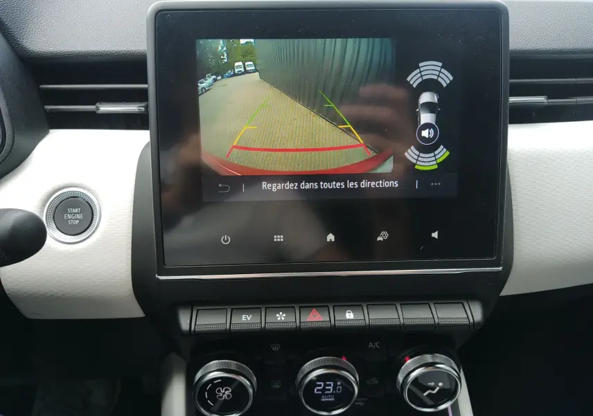 Écran central de la Renault Clio V E-TECH 140ch affichant la caméra de recul avec guidage et alertes de proximité.