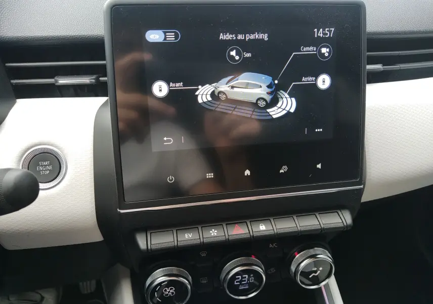 Écran tactile central affichant l'aide au parking de la Renault Clio V E-Tech, avec commandes climatisation en dessous.