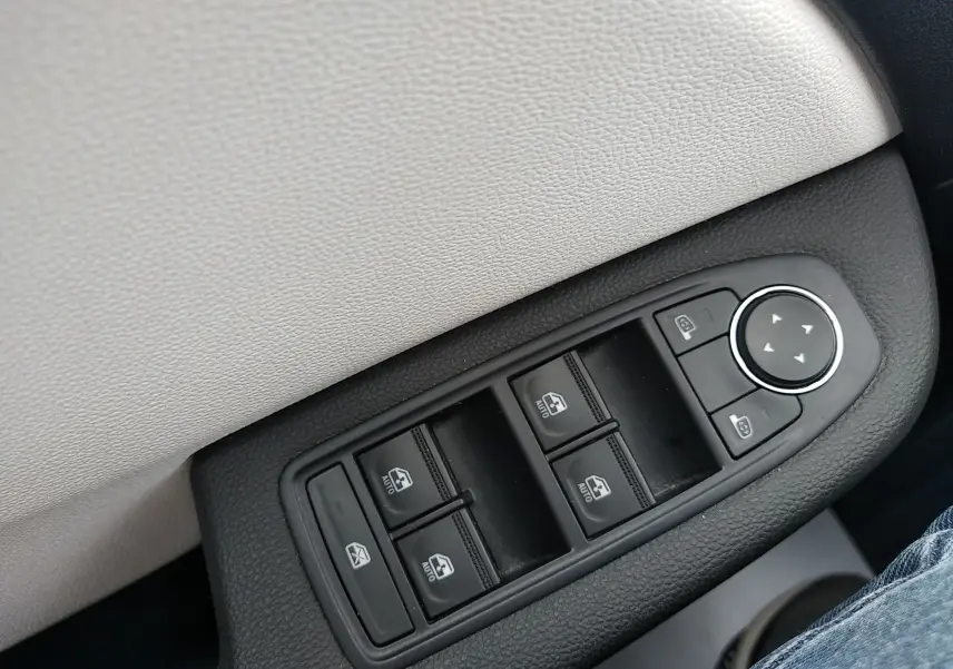 Commande des vitres électriques et réglage des rétroviseurs sur la porte côté conducteur d'une Renault Clio V.