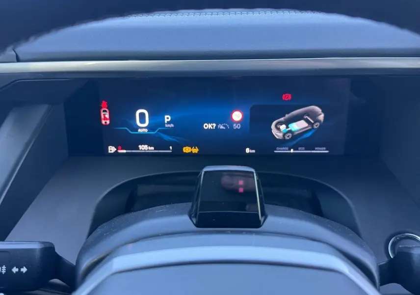 Vue rapprochée du tableau de bord numérique du Jeep Compass 2026, affichage hybride et indicateurs de conduite.
