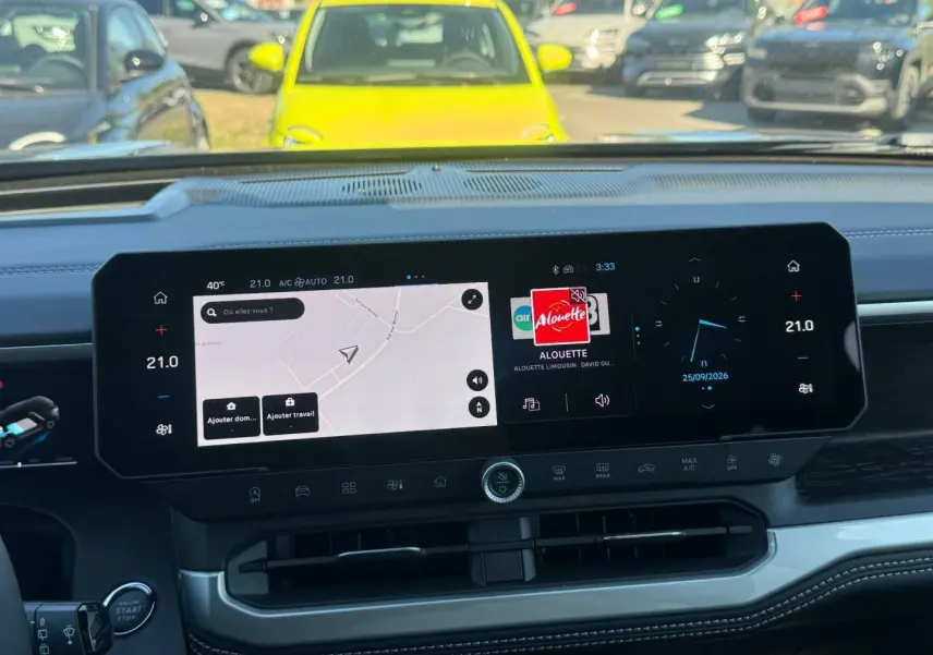 Vue intérieure du tableau de bord du Jeep Compass 2026 avec écran tactile large et commandes numériques.