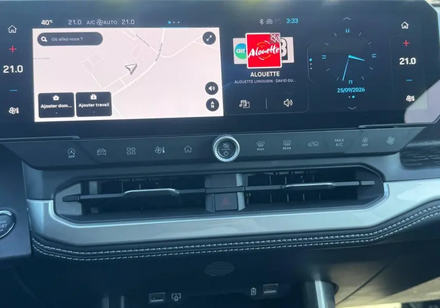 Tableau de bord du Jeep Compass 2026 avec écran tactile large et commandes climatisation intégrées, finition Yosemite toit noir.