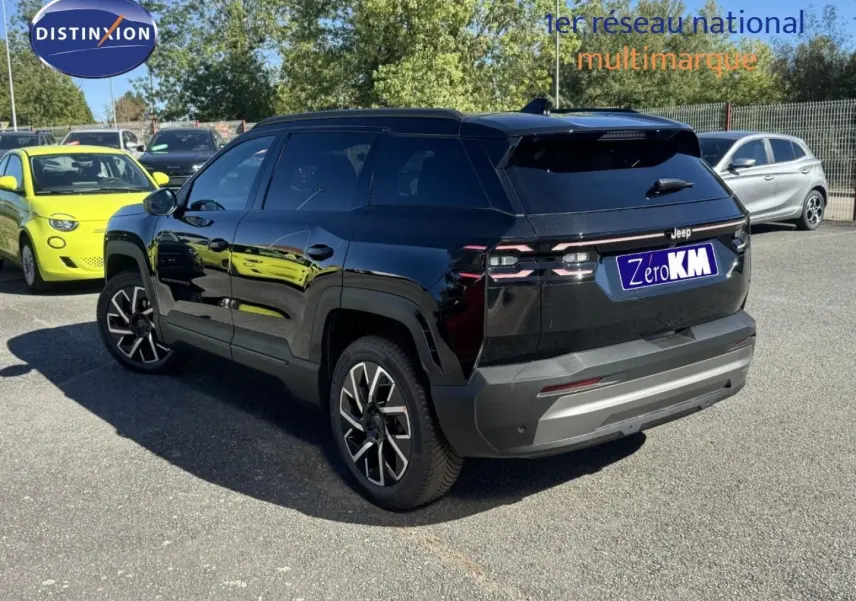 Jeep Compass 2026 noir, vue 3/4 arrière droit, avec jantes alu et toit noir brillant.