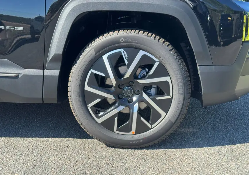 Gros plan sur la roue avant droite du Jeep Compass Yosemite noir, mettant en valeur la jante alu et le pneu Michelin.