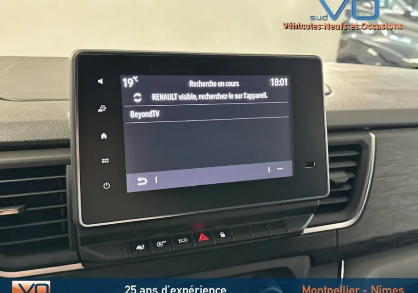 Écran tactile central du tableau de bord du Renault Trafic Fourgon gris, avec commandes et affichage Bluetooth visible.